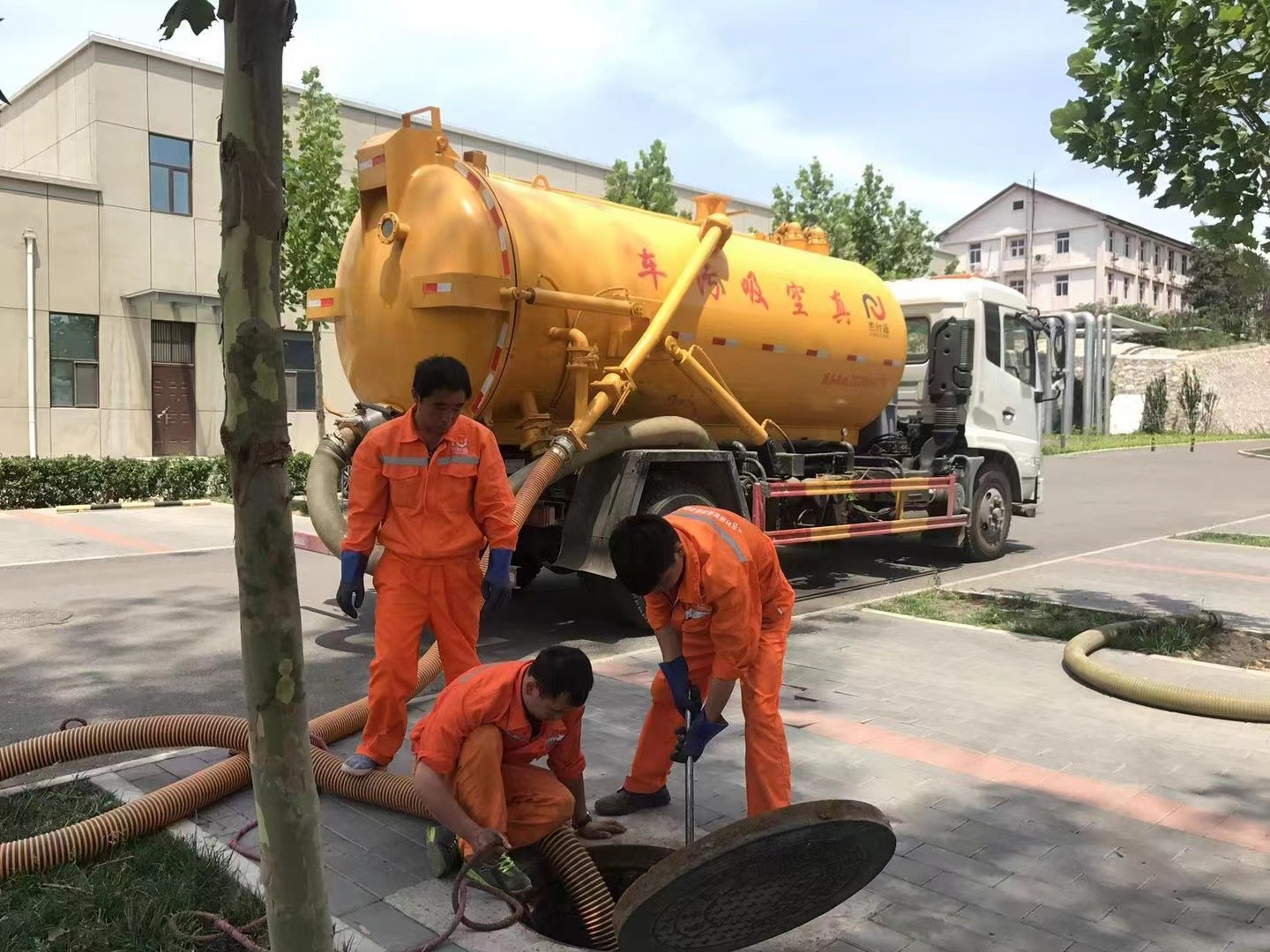 门头沟化粪池清理与5-8吨吸粪车施工效率分析